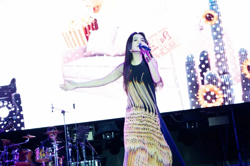 ▲Ella陳嘉樺（如圖）難得回家鄉屏東開唱，親切地對鄉親說客語，親爸也全程坐鎮在台下，她笑說，爸爸像是土地公來巡田水，守護大家。（圖／屏東縣政府客家事務處提供）