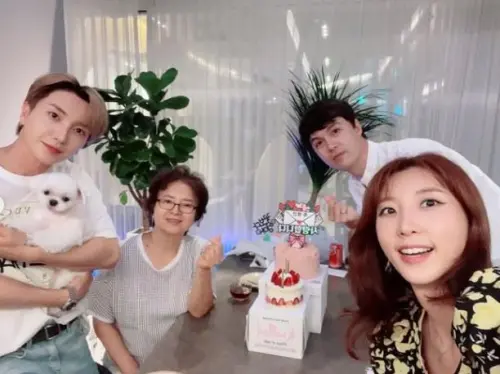 ▲SJ台灣演唱會剛結束5天！應援物竟被利特（左1）姊姊朴仁英（右1）義賣　台粉心碎掀論戰。（圖／利特IG@xxteukxx）