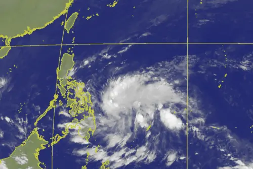 ▲菲律賓群島一帶目前有熱帶擾動，預估最快周三就會增強為颱風「天琴」，路徑往西對台灣無直接影響。（圖／中央氣象署cwa.gov.tw）