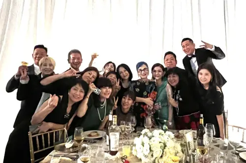 ▲久未公開亮相的張小燕（右六），也出席了這場眾星雲集的婚宴，看來氣色不錯。（圖／摘自李明依emi臉書）