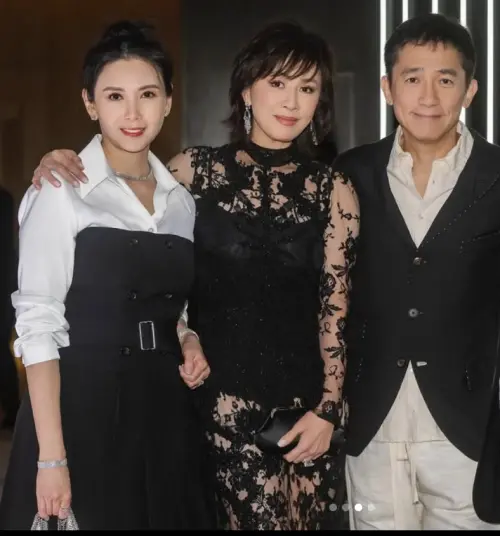 ▲邱淑貞（左起）和劉嘉玲、梁朝偉開心合照，她是帶著。女兒一起出席婚宴（圖／摘自 IG@carinalau1208）