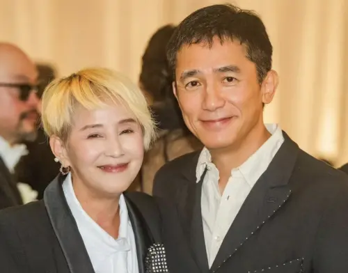 ▲李明依（左）開心多年前一起打過保齡球的梁朝偉（右）還記得她，彼此合照留念。（圖／摘自李明依emi臉書）