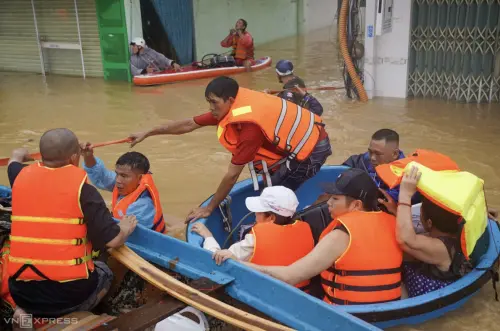 越南洪災死亡增至90人　中南部多地封路停電、逾12萬戶仍未復電
