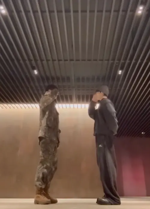 ▲車銀優（左）穿軍服合體BTS柾國（右），兩人一起熱舞超養眼。（圖／＠offcl_chaeunwoo IG）
