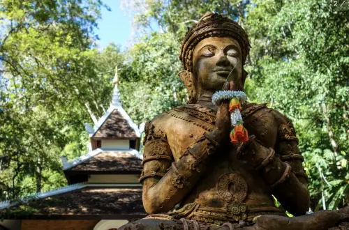 ▲隱身於素帖山半山腰的帕拉寺（Wat Pha Lat），佛像與森林共生，氛圍空靈。（圖／翻攝自Pixabay）
