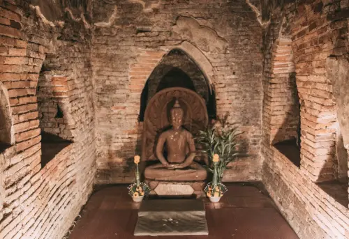 ▲悟孟寺（Wat Umong）獨特的隧道佛堂，幽暗的環境能幫助冥想者更快速進入內心的寧靜。（圖／翻攝自泰國觀光局官網）