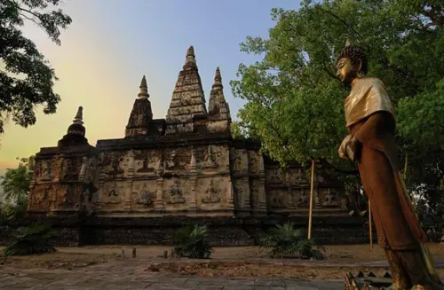▲七塔寺（Wat Jed Yod）模仿印度菩提迦耶的建築風格，古老的紅磚牆上刻滿了精美的浮雕。（圖／翻攝自Renown Travel）