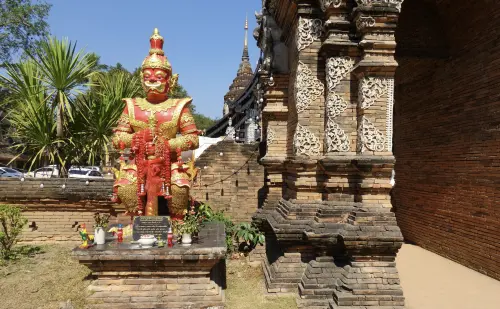 ▲傍晚時分的羅摩利寺（Wat Lok Moli），巨大的裸磚佛塔在藍色夜幕下顯得剛毅而溫柔。（圖／翻攝自維基百科）