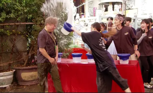 ▲胡瓜（左）在《綜藝大集合》挑戰失敗接受潑水處罰。（圖／民視提供）