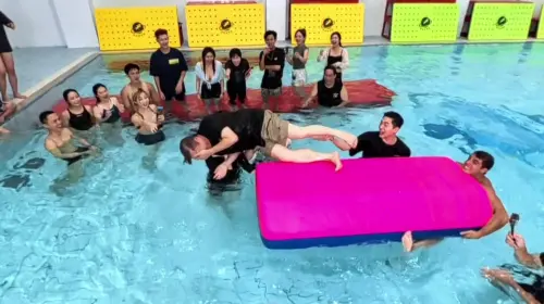 ▲胡瓜（左）在《綜藝大集合》的水上遊戲環節，並沒有成功，還讓在場眾人看到大笑。（圖／民視提供）