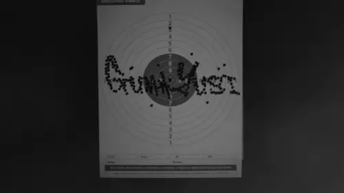 ▲Gumayusi的MV則是一位像是專業射手的男子在靶場練槍，最終再靶紙上打出「Gumayusi」的彈痕。（圖／YT@HLE）