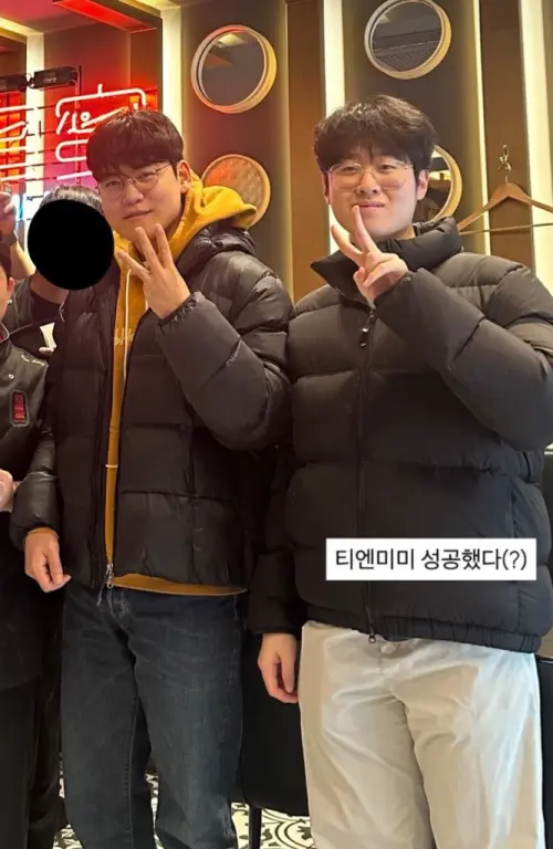 ▲Gumayusi與Zeus近期相約吃飯拍下合照，手勢更代表奪冠次數。（圖／IG@Ellim ）