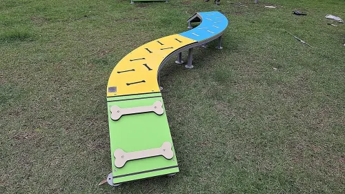 ▲平台爬板可以讓狗狗培養肢體協調性與平衡感，同時增加膽量。（圖／新北動保處）