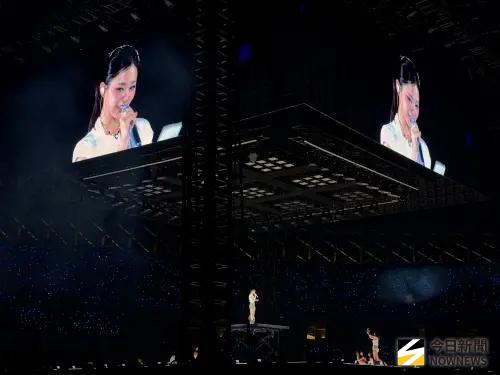 ▲成員要子瑜站上升降台講感言，場面秒變成「演講」超搞笑。（圖／讀者提供）