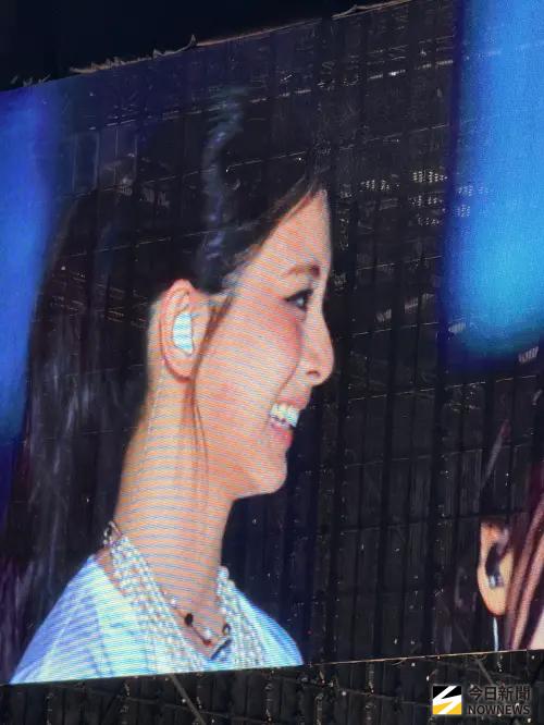 ▲成員怕子瑜哭，抱抱、親她給安慰，臉頰上還留下定延的吻痕。（圖／讀者提供）