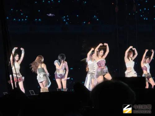 ▲TWICE高雄終場演出彩蛋滿出來，二安加唱神曲《TT》寵粉。（圖／讀者提供）