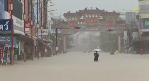 ▲泰國南部合艾淹水影響交通，不少旅客無法準時抵達機場。（圖／翻攝自8world）