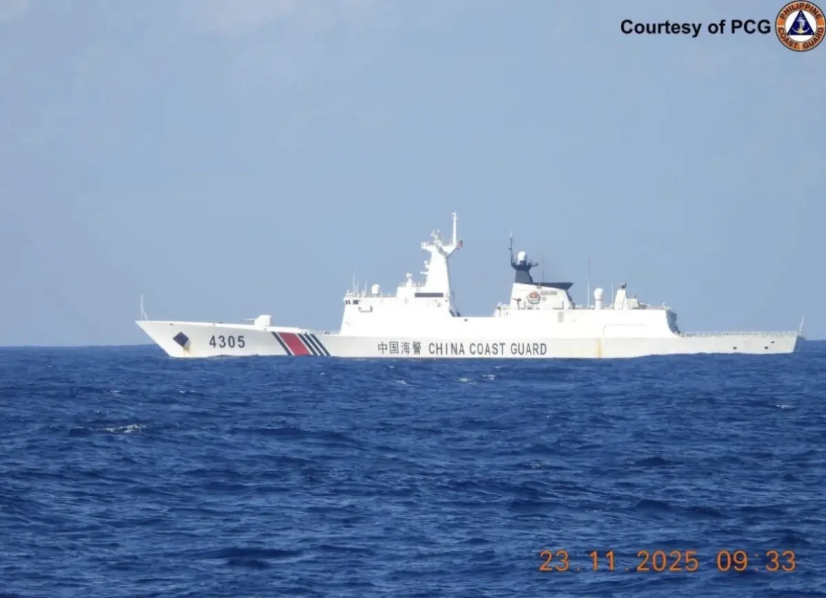 菲律賓海巡反制中方 卡布拉號巡邏艦在黃岩島貼靠兩艘中國海警船