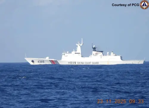 菲律賓海巡反制中方　卡布拉號巡邏艦在黃岩島緊靠兩艘中國海警船
