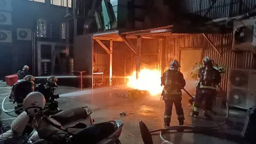 快訊／台中居酒屋換瓦斯釀火警　5瓦斯瓶猛爆炸　驚險畫面曝
