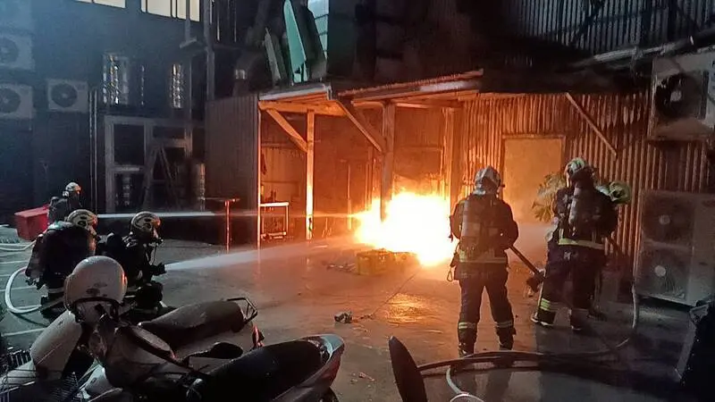 快訊／台中居酒屋換瓦斯釀火警 5瓦斯瓶猛爆炸 驚險畫面曝