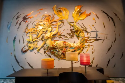 ▲星巴克典藏Dream Plaza台北門市全新限定服飾系列，以藝術家Marcos Chin金屬裝置藝術作品《閃耀女神》為設計靈感。（圖／星巴克starbucks.com.tw）