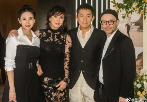 ▲邱淑貞（左1）和劉嘉玲、梁朝偉合照，歲月幾乎沒在她臉上留下痕跡。（圖／翻攝自微博@劉嘉玲）