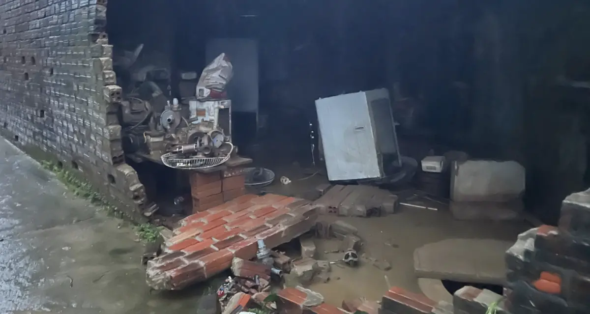 房屋因洪水倒塌！越南中部淹水災情慘重 居民逃屋頂避難