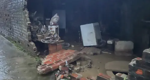 ▲越南中部大量民宅遭洪水沖毀，居民流離失所。（圖／翻攝自越南快訊）