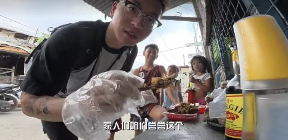 窮人的二手炸雞！菲律賓貧民窟撿垃圾堆廚餘再炸 網紅試吃引熱議