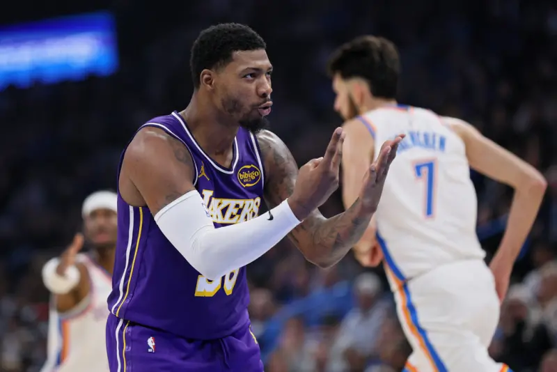 ▲洛杉磯湖人後衛馬庫斯·史馬特（Marcus Smart）在詹姆斯（LeBron James）歸隊後轉任替補，但他強調自己就像「瑞士刀」一樣能適應各種角色。（圖／美聯社／達志影像）