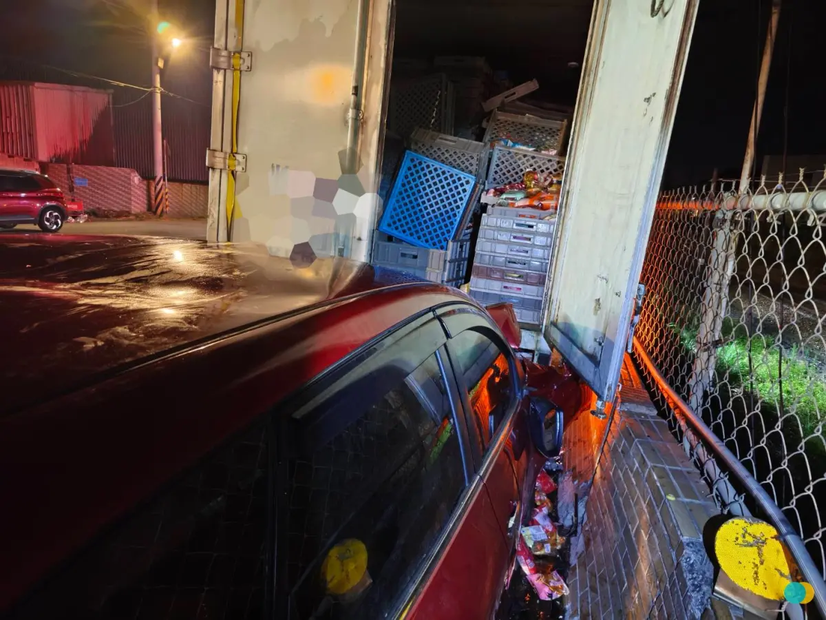 ▲新北市鶯歌區今（24日）凌晨發生一起嚴重車禍，一輛小客車駕駛精神不濟撞上貨車。（圖／翻攝畫面）