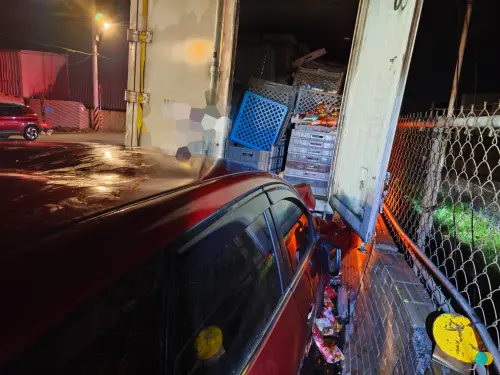 鶯歌深夜車禍！卸貨一半「被小客車猛撞」慘斷腿　現場驚悚畫面曝
