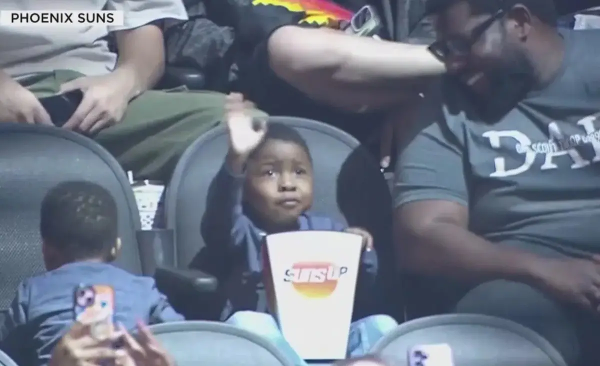 比NBA球星還紅！3歲萌娃狂嗑巨大爆米花 反應融化網吸5千萬點閱