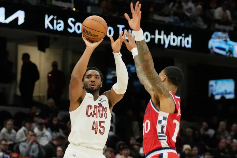 ▲ 騎士球星米契爾（Donovan Mitchell）在對戰快艇的比賽中展現強大統治力，全場攻下37分，並在第三節關鍵時刻率隊打出一波流攻勢，成功擋下雷納德（Kawhi Leonard）復出的快艇隊。（圖／美聯社／達志影像）