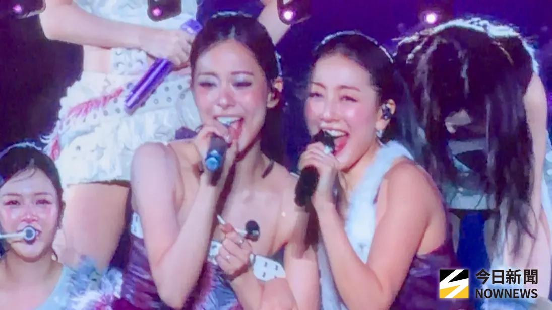 ▲TWICE高雄場昨（23）日晚間結束後，志效（右）於Bubble發文向粉絲真情告白，坦言兩2從開場就哽咽、努力忍住眼淚，並形容子瑜（左）在家鄉演唱「像夢一樣珍貴」。她感謝高雄ONCE讓她充滿幸福，也承諾台北場會以更開心的狀態與粉絲再相見。（圖／讀者提供）