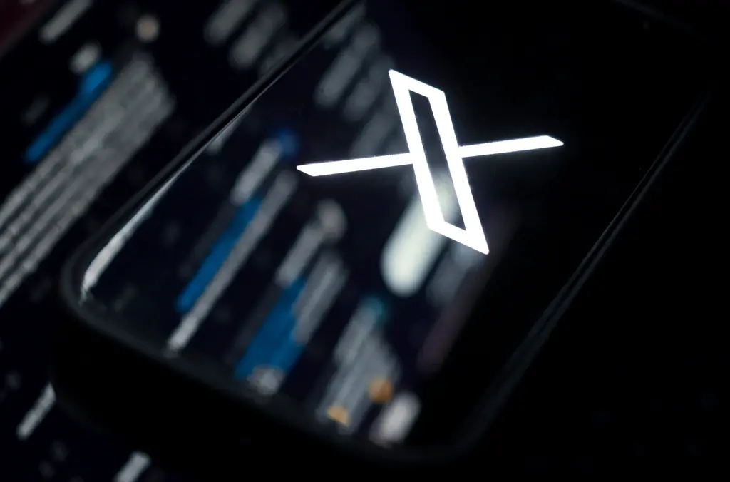 ▲社群媒體X上週五推出新功能，公開顯示用戶的所在地等資訊，成為政治網軍的照妖鏡。（圖／美聯社／達志影像）