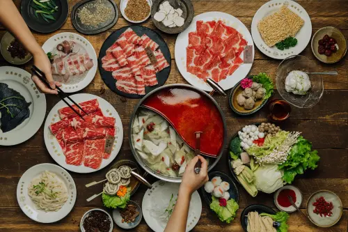 ▲TWICE演唱會昨晚晚美落幕，據傳周子瑜帶另外兩個成員Momo、Sana與主持人陶晶瑩，一起去吃了「溫肚火鍋」，完整菜色老闆親自曝光。（圖／溫肚火鍋提供www.facebook.com/untoo356/）