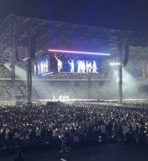 ▲TWICE成員在演唱會結束前又加唱一次《Feel Special》。（圖／＠livenationtw IG）