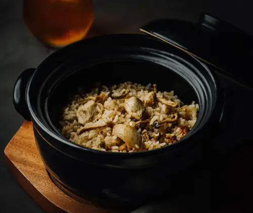 ▲麻油雞飯是「溫肚火鍋」的招牌菜色。（圖／溫肚火鍋提供www.facebook.com/untoo356/）