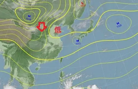 ▲低壓往南延伸，加強西側的北風，因此冷空氣雖不強，但是會偏南出海，台灣的降溫會比較有感。（圖／鄭明典臉書）