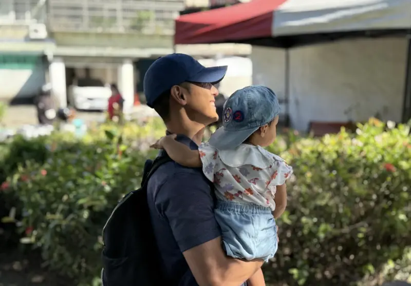 ▲吳怡農曬抱娃照，提自己有三優勢能夠重現台北「小英成績」，喊話選民支持參選台北市長。（圖／翻攝自吳怡農臉書）