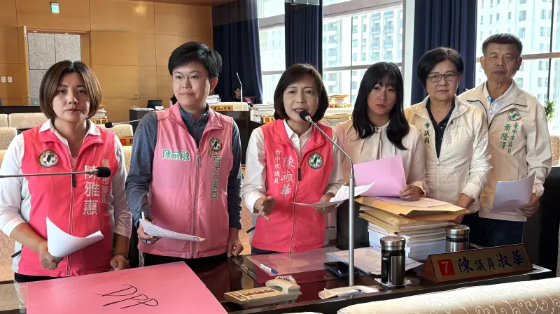 ▲民進黨多位市議員批評市府在非洲豬瘟事件錯誤百出,盧秀燕等鋒頭過了又想進行政治操作。(圖/記者顏幸如攝,2025.11.24)