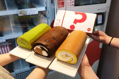 ▲亞尼克蛋糕販賣機有生乳捲盲盒，每盒392元，除了冠軍原味，有機會吃到九層塔檸檬口味。（圖／亞尼克www.yannick.com.tw）