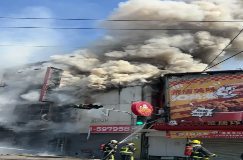 快訊／逢甲商圈店舖大火狂燒！5層樓陷濃煙 男子驚險獲救