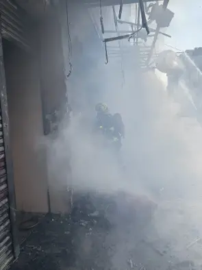 ▲消防隊在濃煙中搶救並協助受困男子脫困。（圖／翻攝畫面）