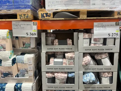 ▲Casual Living 印花柔軟舒適毛毯 152公分 X 177公分，原價345元、特價275元，現折70元。（圖／記者鍾怡婷攝）