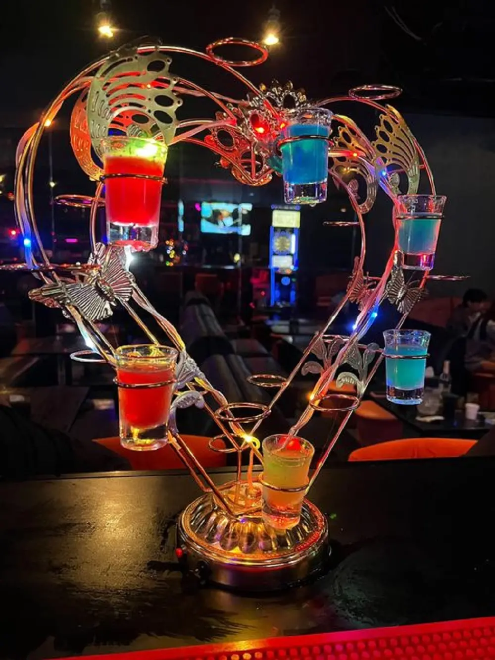 ▲舞台上一位女子以雞尾酒對舞台下眾多男舞客餵酒時，杜男趁勢將女子拉下舞台意圖性騷擾（圖/記者鄧力軍攝）