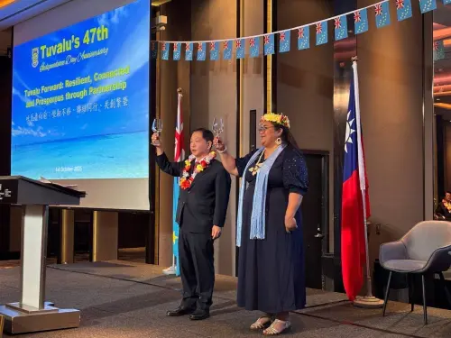 Tuvalu's Ambassador Lily Tangisia Faavae raises her glass to celebrate Tuvalu's Independence Day and partnership with Taiwan. (Ministry of Foreign Affairs)