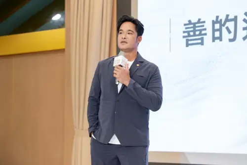 ▲開球儀式前智勝特別致詞感謝所有公益賽事的貴賓以及賽事贊助商夥伴們，他表示：「非常感謝所有的參與者，連續三年的公益賽事獲得迴響，一起與原棒協為偏鄉孩童的運動發展努力。」（圖／悍創提供）